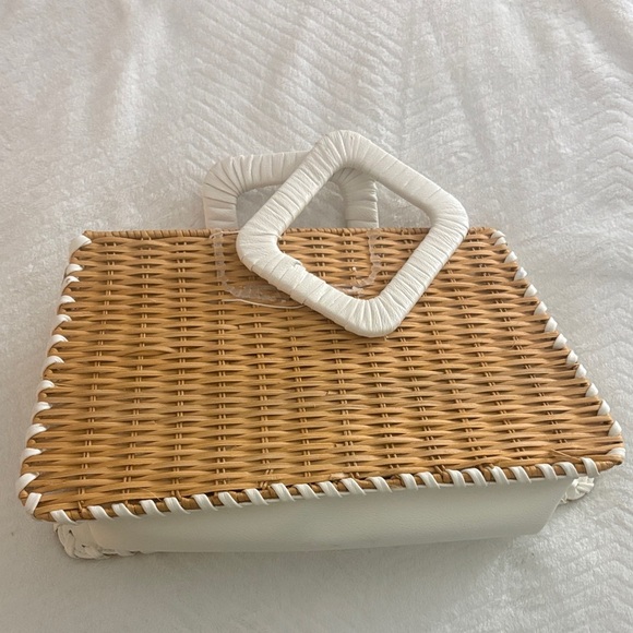 White and Tan Woven Handbag - Picture 1 of 7